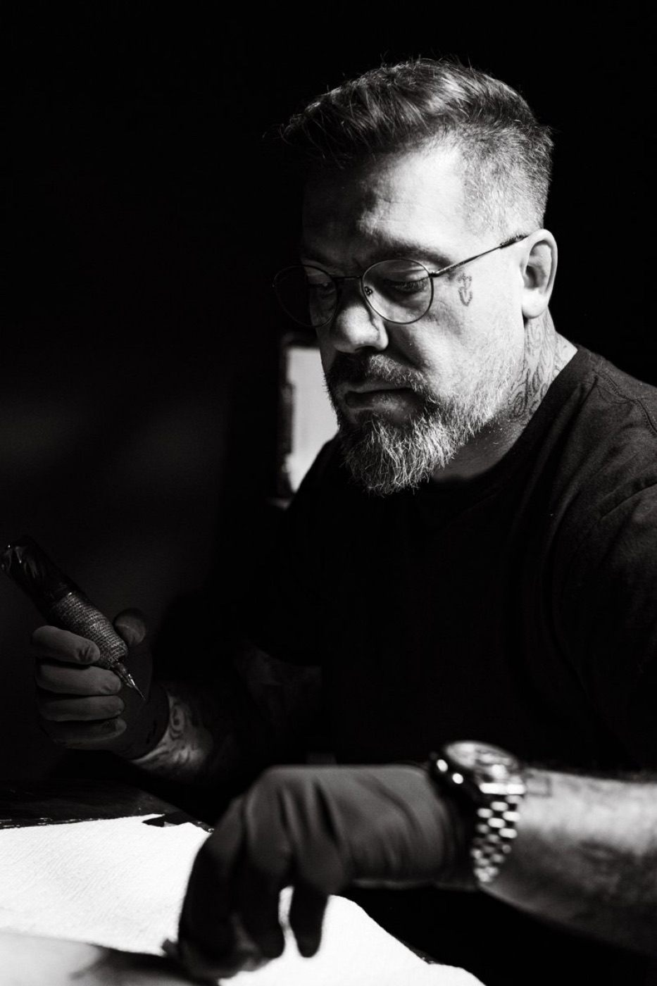 Rafael Cassaro, the artist in shadow
